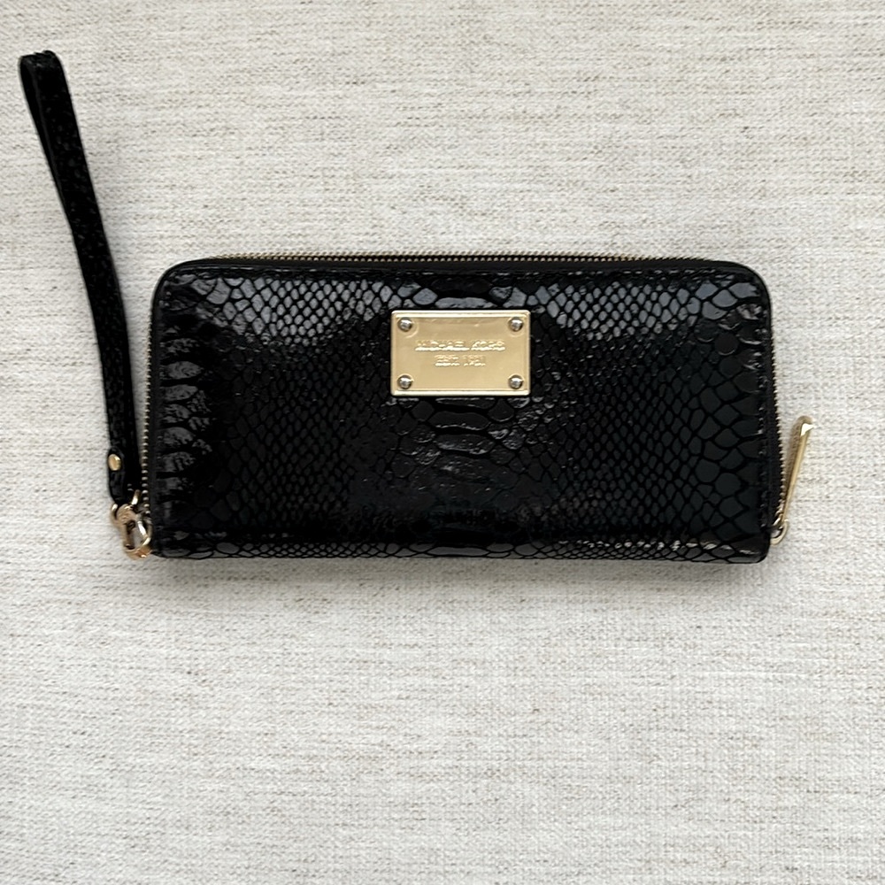 Michael Kors Wristlet Wallet. Black/Gold. Excellent Condition. Bag to match.